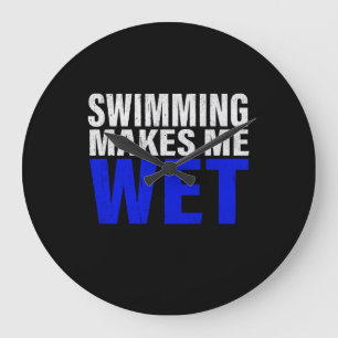 Schwimmen macht mich zum langen T - Shirt Große Wanduhr