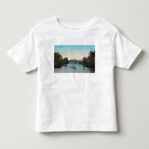 Schwimmen und Bootfahrt im Winters See Kleinkind T-shirt