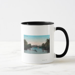 Schwimmen und Bootfahrt im Winters See Tasse