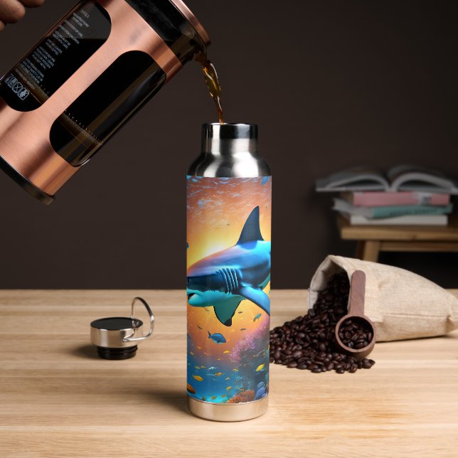 Schwimmen von Hai im Ozean Trinkflasche (Kaffee)