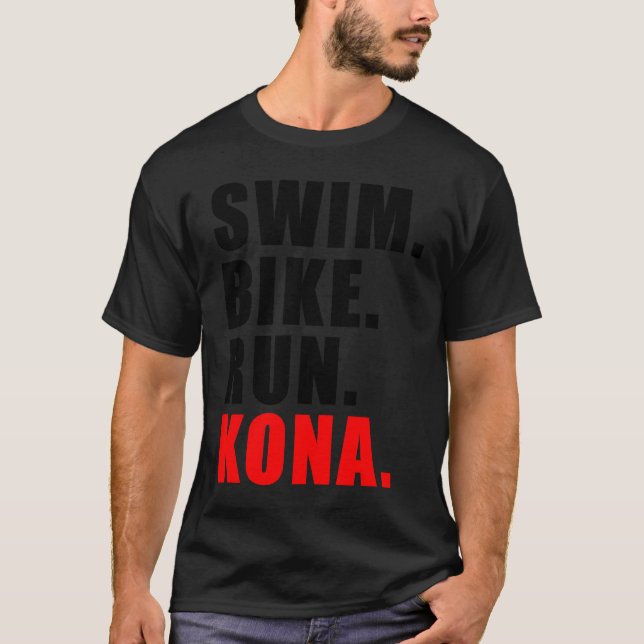 SCHWIMMENDE RUNNING KONA 2023 TRIATHLETE MENS T-Shirt (Vorderseite)