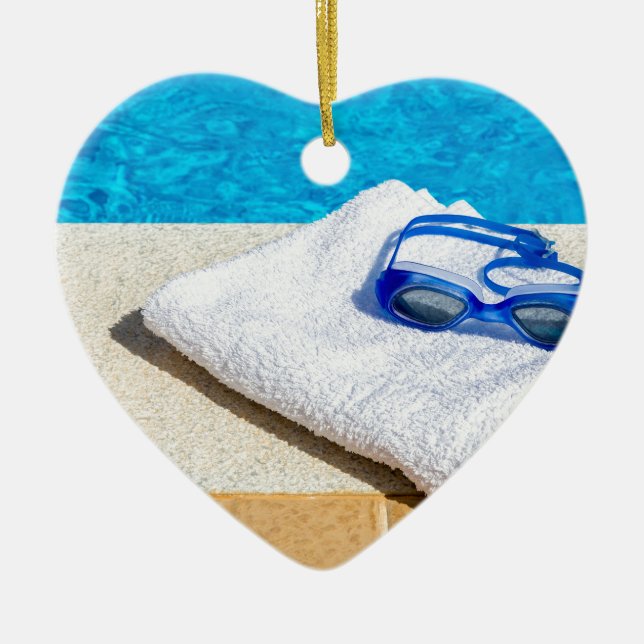 Schwimmenschutzbrillen und -tuch nahe Swimmingpool Keramikornament (Vorne)