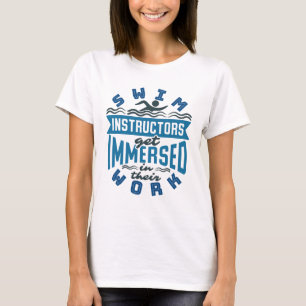 Schwimmlehrer gehen in ihrer Arbeit auf T-Shirt
