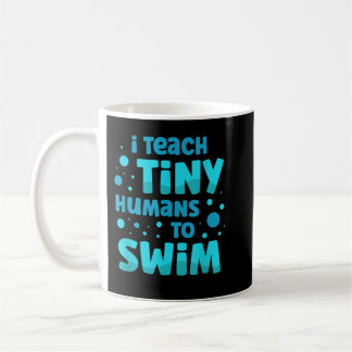 Schwimmlehrerin ich winzige Menschen beim Schwimme Kaffeetasse