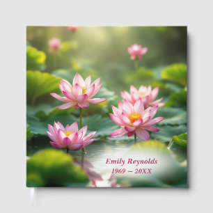 Schwimmrosa Lotus und Lily Pads im Teich Gästebuch