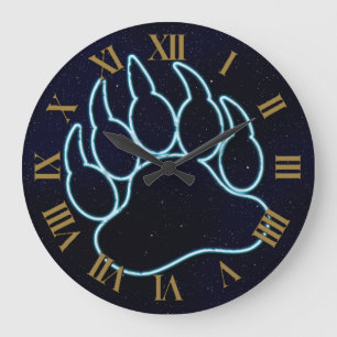 SCHWULE BÄRENPRANKE NEONBLAU AUF STERNENKLAREM MIT GROßE WANDUHR