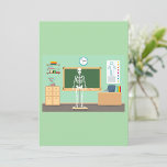Science Class Skeleton Einladung<br><div class="desc">Ein Skelett an der Spitze eines naturwissenschaftlichen Unterrichts. Dieses Design sieht wirklich effektiv auf diese Einladung</div>