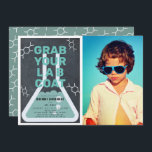 Science Experiment Flask Chalkboard Foto Geburtsta Einladung<br><div class="desc">Dieses coole "schnappen Sie sich Ihren Labrador Mantel" Party-Geburtstagsexperiment-Foto-Einladung mit einem Kalkboard / Tafel Hintergrund mit einem Kolben gerahmt durch eine weiße Grenze. Die Rückseite weist einen aquamarinen Hintergrund mit Molekülmustern auf. Personalisieren Sie Ihre Bedürfnisse. In meinem Geschäft finden Sie passende Produkte.</div>
