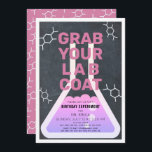 Science Experiment Flask Chalkboard Girl Birthday Einladung<br><div class="desc">Diese coole Party Einladung zum naturwissenschaftlichen Geburtstagsexperiment "schnappen Sie sich Ihren Labrador-Mantel" für Mädchen verfügt über einen Chalkboard / Tafel Hintergrund mit einem Kolben gerahmt von einem weißen Rand. Die Rückseite weist einen rosa Hintergrund mit Molekülmustern auf. Personalisieren Sie Ihre Bedürfnisse. In meinem Geschäft finden Sie passende Produkte.</div>