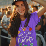 Science Nerd WeltraumGirl, der Planeten Lieben T-Shirt<br><div class="desc">Mit dieser "Just A Girl Who Lieben Planets",  die die Himmelselemente illustriert,  erklären Sie Ihre Leidenschaft für alle. Ideal,  um mit Freunden oder zu jeder Jahreszeit herumzusitzen und für Mädchen,  die gerne das Sonnensystem und die Astronomie studieren</div>