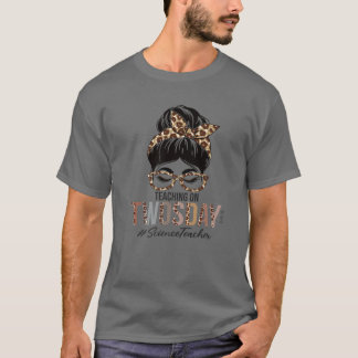 Science Teacher Messy Bun Leopard Lehre über zwei T-Shirt