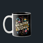 Science Vibes Groovy Erster Tag der Rückkehr zur S Zweifarbige Tasse<br><div class="desc">Science Vibes Retro Erster Tag zurück zur Schule Groovy Lehrer</div>