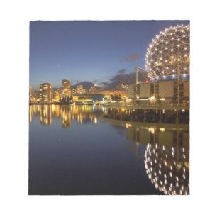 Science World und CBD, gespiegelt in False Creek, Notizblock