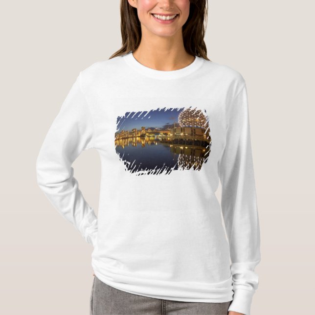 Science World und CBD spiegeln sich in False Creek T-Shirt (Vorderseite)