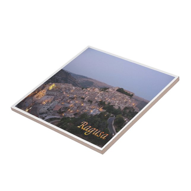 SCL072 RAGUSA by Night, Sizilien, Italien, Fliese (Seite)