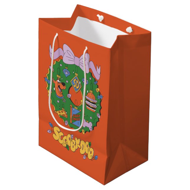 Scooby-Doo Holiday Snack Wreath Graphic Mittlere Geschenktüte (Vorderseite Schrägansicht)