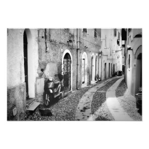 Scooter in einer Straße in Italien in Schwarz-Wei Fotodruck