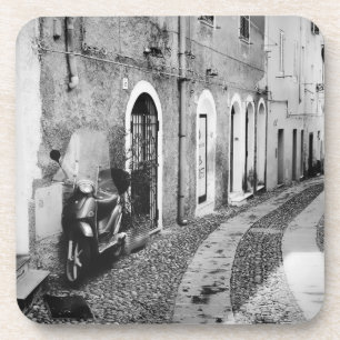 Scooter in einer Straße in Italien in Schwarz-Wei Getränkeuntersetzer
