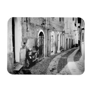 Scooter in einer Straße in Italien in Schwarz-Wei Magnet