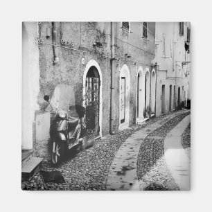 Scooter in einer Straße in Italien in Schwarz-Wei Magnet
