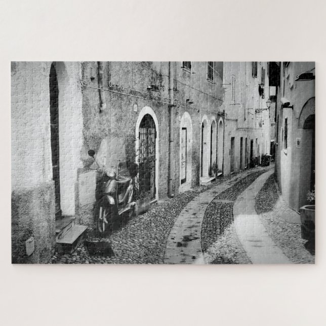 Scooter in einer Straße in Italien in Schwarz-Weiß (Horizontal)