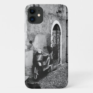 Scooter in einer Straße in Italien in Schwarz-Weiß Case-Mate iPhone Hülle