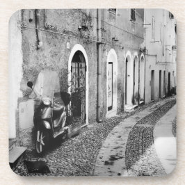 Scooter in einer Straße in Italien in Schwarz-Weiß Getränkeuntersetzer