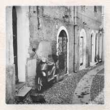 Scooter in einer Straße in Italien in Schwarz-Weiß