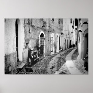 Scooter in einer Straße in Italien in Schwarz-Weiß Poster