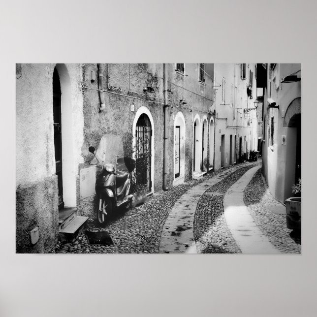 Scooter in einer Straße in Italien in Schwarz-Weiß Poster (Vorne)
