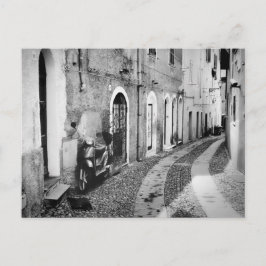 Scooter in einer Straße in Italien in Schwarz-Weiß Postkarte