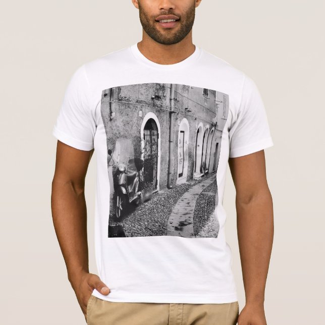 Scooter in einer Straße in Italien in Schwarz-Weiß T-Shirt (Vorderseite)