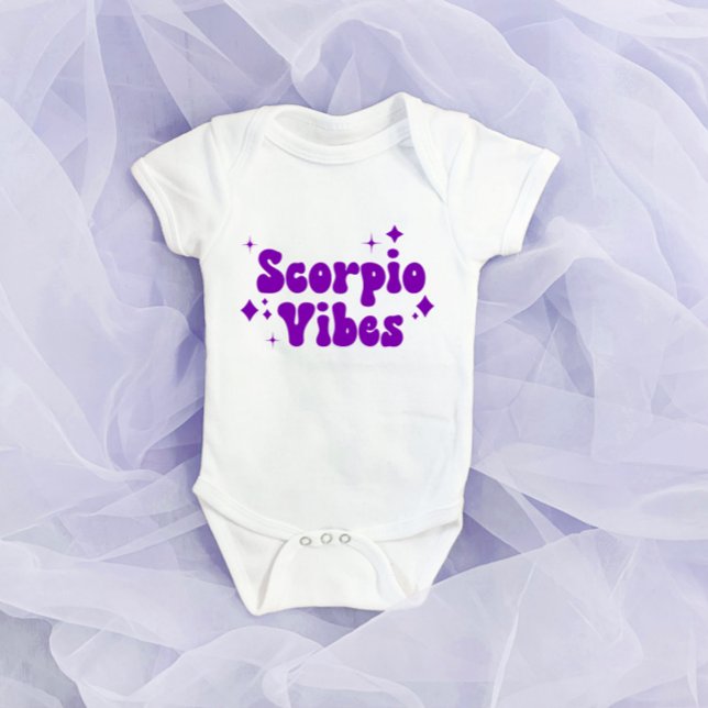Scorpio Vibes Zodiac Astrologie Lila Sterne Baby Strampler (Von Creator hochgeladen)