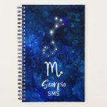 Scorpio Zodiac Constellation Blue Galaxy Monogramm Planer<br><div class="desc">Scorpio Zodiac Constellation Blue Galaxy Monogram Design mit trendigem Pinsel-Script-Schriftart, dunkelblau himmlischer Aquarellhintergrund Textur, Glühsternkonstellation und dem Skorpion-Symbol. Modernes Astrologisches Geburtszeichen Horoskop, ist perfekt für jeden Skorpion Geburtstag vom 23. Oktober - 21. November ! Mit optionalen Mit Monogramm Anfangsbuchstaben (oder Leerzeichen verlassen). Ein tolles Geschenk für Junge und Mädchen, Familienmitglieder,...</div>
