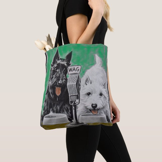 Scottie dogs Blackie and Whitie im Radio Tasche (Von Nahem)
