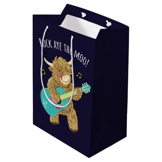 Scottish Highland Cow Gitarrist Rock Aye The Moo!  Mittlere Geschenktüte (Rückseite Schrägansicht)