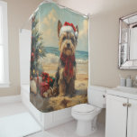Scottish Terrier Dog Christmas Vintag Beach Duschvorhang<br><div class="desc">Bringen Sie die Wärme der Ferien an die Küste mit diesem charmanten, Vintag inspirierten Design, das einen festlichen Hund auf einem ruhigen Strand besticht. Mit einer klassischen Touch nostalgischer Töne und Küstenstöcke erweckt dieses Kunstwerk den Zauber der Weihnachtszeit am Meer. Dieses Design ist perfekt für den gelungenen Urlaub geeignet und...</div>