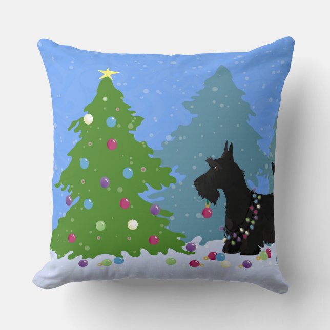 Scottish Terrier Dog Decorating Christmas Tree Kissen (Vorderseite)