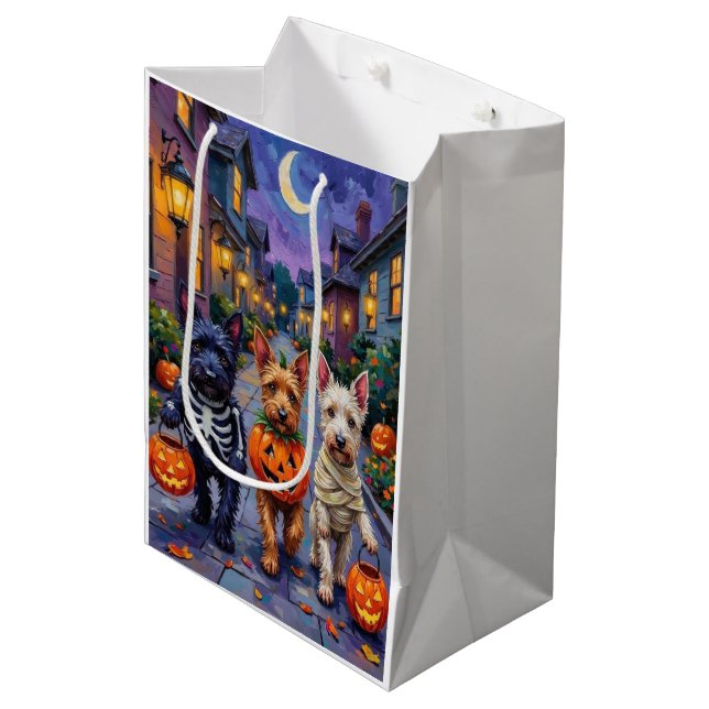 Scottish Terrier Dogs in Halloween Costumes Mittlere Geschenktüte (Vorderseite Schrägansicht)