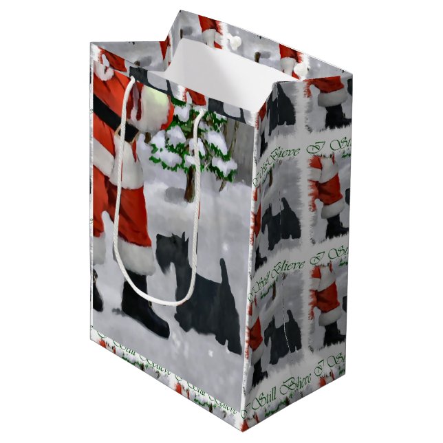 Scottish Terrier glaubte Weihnachten Mittlere Geschenktüte (Vorderseite Schrägansicht)