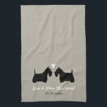 Scottish Terrier Hund Silhouetten mit Heart Custom Handtuch<br><div class="desc">Schottische Terrier-Silhouetten, die sich gegenseitig mit Herz und benutzerdefiniertem Text gegenüberstehen. Personalisieren Sie dieses maßgeschneiderte Design mit Namen der Braut und Bräutigam, Hochzeitstag oder Ihren besten Wünschen für das glückliche Paar. Ein großartiges Geschenk für Brautpartys, Hochzeiten und Meilenstein Jahrestage. Ein dekoratives Küchentuch für Scottie Dog Liebhaber. Besuchen Sie Jenn’s Doodle...</div>