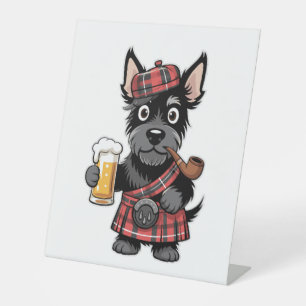 Scottish Terrier in Tartan Kilt mit Bier und Pipe Sockelschild