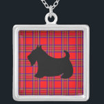Scottish Terrier Necklace Versilberte Kette<br><div class="desc">Ein schottischer Terrier Hund mit kariert rotem Hintergrund verleiht dieser Halskette Retro-Stil. Die Entwürfe stammen aus der Originalkunst.</div>