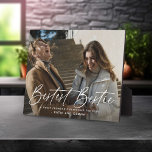 Script 'Bestest Bestie' Friends Keepake Foto Fotoplatte<br><div class="desc">Lass einer Freundin,  wie viel sie dir mit dieser Sake-Geschenk-Foto-Plakette bedeutet. Design zeigt Ihr Lieblingsbild von Ihnen und Ihrem besten Freund,  weiße Schrift Text,  der "Bestest Bestie",  ein freundliches Zitat,  das personalisiert sein kann und Namen/s. Perfektes Geschenk für Ihre BESTE FREUNDIN zu Weihnachten,  Geburtstagen oder einfach nur weil... !</div>