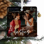 Script Bestie Foto Keepake-Geschenk Ornament Aus Metall<br><div class="desc">Design besteht aus lustiger und eleganter Typografie mit Skript und sans Schriftart. Einfach Name,  Jahr anpassen und ein Lieblingsfoto von Ihnen und Ihren Geschenken hochladen!</div>
