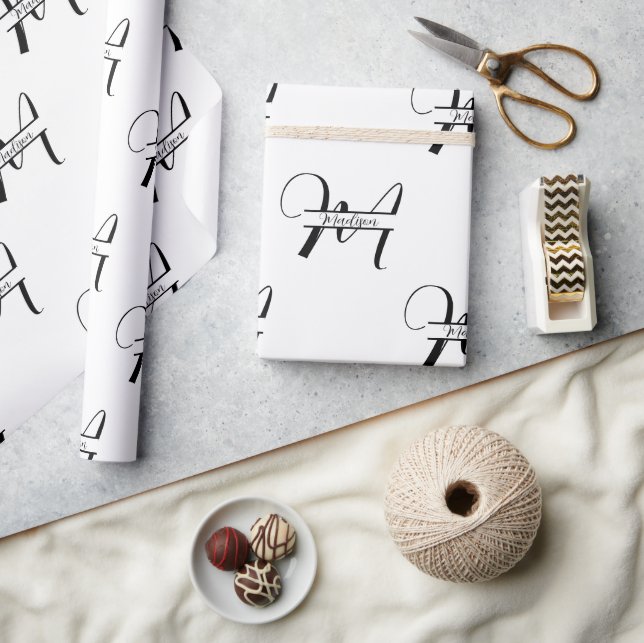 Script Calligraphy Black & White Mit Monogramm Nam Geschenkpapier (Kunsthandwerk)