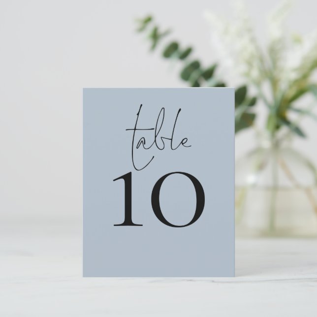 Script Dusty Blue Wedding Tischnummer (Stehend Vorderseite)