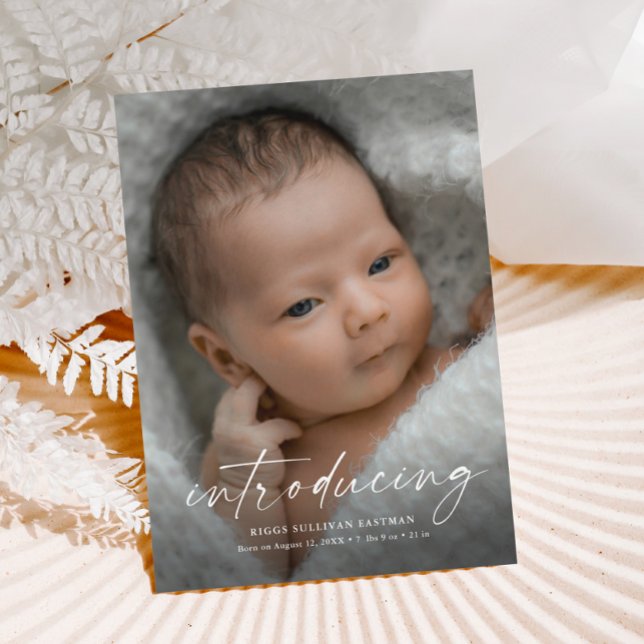Script Einführung Baby Foto Vielen Dank Postkarte (Simple elegant script baby photo brith announcement postcard.)