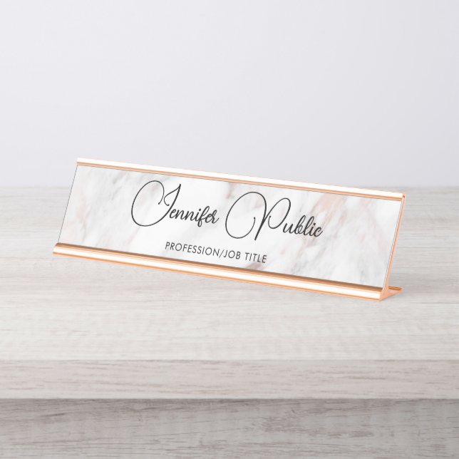 Script Elegante Rose Gold Marble Moderne Typografi Schreibtischnamensplakette (Vorderseite )