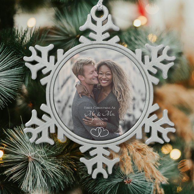 Script First Christmas Mr & Mrs Wedding Photo Schneeflocken Zinn-Ornament (Von Creator hochgeladen)